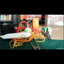 Magia Estudio close-up magic video course featuring various everyday objects like dice, lighters, cups, and matches for instant download.