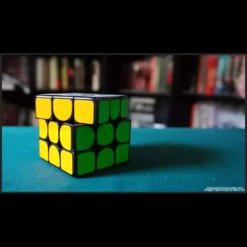 Magia Estudio Rubik's Cube Magic Course thumbnail, featuring a Rubik's Cube with dynamic lines and magical effects, indicating instant download video tutorials for mastering cube magic.